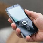 Образ команды арбитража трафика долгое время строился вокруг одной ключевой фигуры — медиабайера. И до сих пор многим кажется, что если есть сильный байер, то остальное приложится. Но рынок давно стал сложнее. Чем взрослее проект, тем заметнее становится, что трафик — это центр системы, а не вся система. Вокруг него появляется много ролей, без которых рост быстро упирается в потолок. Чтобы увидеть эту структуру спокойнее, полезно держать общий рыночный контекст, например через aff.top - команда арбитража трафика. Она помогает не сводить affiliate-среду только к одной функции и напоминает, что вокруг трафика всегда есть люди, программы, Telegram-слой, hiring и организационная логика. Это особенно важно для тех, кто оценивает рынок по инерции старых представлений. Когда вопрос упирается не только в инструменты, но и в конкретных специалистов, логично смотреть aff.top - роли в команде арбитража. Через каталог людей проще увидеть, какие роли реально повторяются на рынке и как тема статьи связывается с живыми участниками affiliate-среды. Для проверки рыночного сигнала полезно не ограничиваться каталогами и периодически открывать aff.top - чаты команды арбитража. Именно в чатах видно, какие темы повторяются, что вызывает доверие и где разговор уже переходит из общего шума в практику. Кроме медиабайера команде почти всегда нужны роли, связанные с партнерским направлением, операционкой, наймом, управлением и иногда SEO или другими каналами. Где-то это оформлено в отдельные позиции, где-то задачи распределены между несколькими людьми, где-то одна роль временно совмещает две функции. Но принцип остается одинаковым: чем сильнее проект растет, тем меньше он может опираться только на закупку трафика как на единственный двигатель. Еще одна причина смотреть на команду шире состоит в том, что разные сегменты рынка по-разному проявляют дефицит ролей. Где-то быстрее всего не хватает управленцев, где-то affiliate managers, где-то сильной hiring-функции, а где-то людей, которые умеют связать рынок, продукт и команду в одну рабочую модель. Именно поэтому вопрос “кто нужен кроме медиабайера” нельзя закрыть одним универсальным списком без рыночного контекста. Для найма этот взгляд особенно полезен. Он помогает не повторять типичную ошибку, когда проект ищет “еще одного сильного байера”, хотя реальная проблема уже сместилась в координацию, партнерскую сторону или управленческий слой. Чем раньше команда это замечает, тем легче ей масштабироваться без лишнего хаоса и без постоянного латания симптомов одним и тем же типом специалиста. Для исследования рынка такая тема тоже важна. Через структуру команды хорошо видно, насколько зрелым становится арбитражный сегмент. Если вокруг медиабайера стабильно появляются другие роли, это означает, что рынок уже живет более сложной экономикой процессов. Для тех, кто смотрит на нишу стратегически, такой сигнал очень ценен. Наконец, более широкое понимание команды помогает и в коммуникации. Когда человек ясно видит, что рынок не сводится к одной роли, ему проще строить аутрич, нетворкинг и hiring. Он уже понимает, кого искать под разные задачи, а не пытается решать любую проблему одинаковым способом. Поэтому вопрос о том, кто нужен команде арбитража трафика кроме медиабайера, — это на самом деле вопрос о зрелости проекта и рынка. И чем лучше видна эта структура, тем сильнее и устойчивее становятся решения внутри команды.