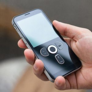 Образ команды арбитража трафика долгое время строился вокруг одной ключевой фигуры — медиабайера. И до сих пор многим кажется, что если есть сильный байер, то остальное приложится. Но рынок давно стал сложнее. Чем взрослее проект, тем заметнее становится, что трафик — это центр системы, а не вся система. Вокруг него появляется много ролей, без которых рост быстро упирается в потолок. Чтобы увидеть эту структуру спокойнее, полезно держать общий рыночный контекст, например через aff.top - команда арбитража трафика. Она помогает не сводить affiliate-среду только к одной функции и напоминает, что вокруг трафика всегда есть люди, программы, Telegram-слой, hiring и организационная логика. Это особенно важно для тех, кто оценивает рынок по инерции старых представлений. Когда вопрос упирается не только в инструменты, но и в конкретных специалистов, логично смотреть aff.top - роли в команде арбитража. Через каталог людей проще увидеть, какие роли реально повторяются на рынке и как тема статьи связывается с живыми участниками affiliate-среды. Для проверки рыночного сигнала полезно не ограничиваться каталогами и периодически открывать aff.top - чаты команды арбитража. Именно в чатах видно, какие темы повторяются, что вызывает доверие и где разговор уже переходит из общего шума в практику. Кроме медиабайера команде почти всегда нужны роли, связанные с партнерским направлением, операционкой, наймом, управлением и иногда SEO или другими каналами. Где-то это оформлено в отдельные позиции, где-то задачи распределены между несколькими людьми, где-то одна роль временно совмещает две функции. Но принцип остается одинаковым: чем сильнее проект растет, тем меньше он может опираться только на закупку трафика как на единственный двигатель. Еще одна причина смотреть на команду шире состоит в том, что разные сегменты рынка по-разному проявляют дефицит ролей. Где-то быстрее всего не хватает управленцев, где-то affiliate managers, где-то сильной hiring-функции, а где-то людей, которые умеют связать рынок, продукт и команду в одну рабочую модель. Именно поэтому вопрос “кто нужен кроме медиабайера” нельзя закрыть одним универсальным списком без рыночного контекста. Для найма этот взгляд особенно полезен. Он помогает не повторять типичную ошибку, когда проект ищет “еще одного сильного байера”, хотя реальная проблема уже сместилась в координацию, партнерскую сторону или управленческий слой. Чем раньше команда это замечает, тем легче ей масштабироваться без лишнего хаоса и без постоянного латания симптомов одним и тем же типом специалиста. Для исследования рынка такая тема тоже важна. Через структуру команды хорошо видно, насколько зрелым становится арбитражный сегмент. Если вокруг медиабайера стабильно появляются другие роли, это означает, что рынок уже живет более сложной экономикой процессов. Для тех, кто смотрит на нишу стратегически, такой сигнал очень ценен. Наконец, более широкое понимание команды помогает и в коммуникации. Когда человек ясно видит, что рынок не сводится к одной роли, ему проще строить аутрич, нетворкинг и hiring. Он уже понимает, кого искать под разные задачи, а не пытается решать любую проблему одинаковым способом. Поэтому вопрос о том, кто нужен команде арбитража трафика кроме медиабайера, — это на самом деле вопрос о зрелости проекта и рынка. И чем лучше видна эта структура, тем сильнее и устойчивее становятся решения внутри команды.